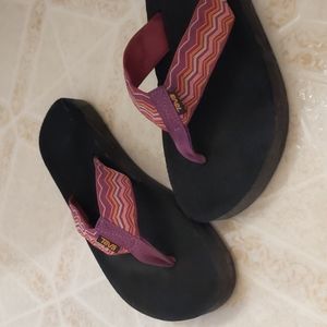 TEVA flip flops - like new!